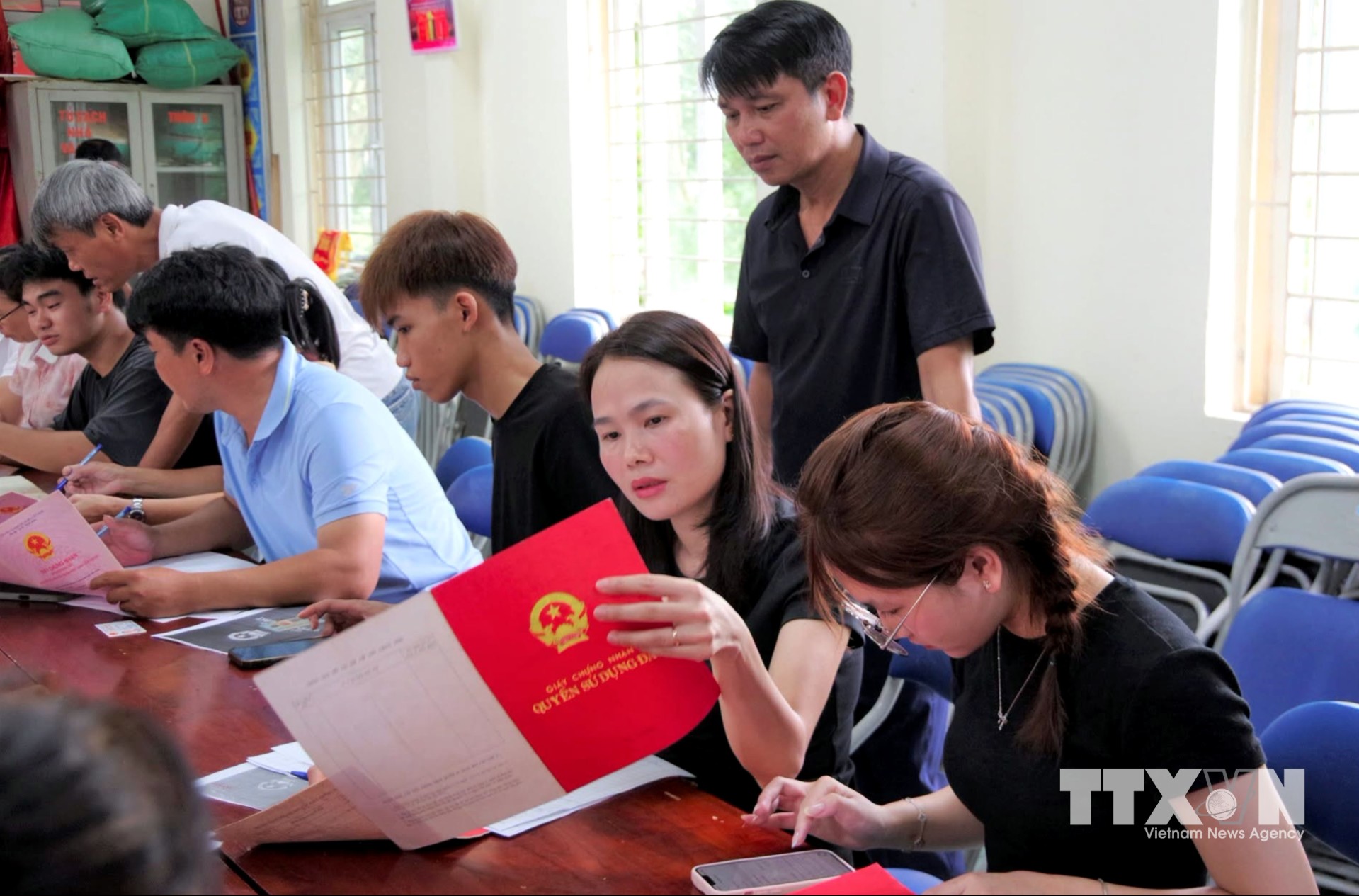 Các xã, phường của tỉnh Hưng Yên đang chạy đua với thời gian để hoàn thành đo đạc, thống kê, số hóa, làm sạch hệ thống dữ liệu đất đai trên địa bàn. (Ảnh: Thế Duyệt/TTXVN)